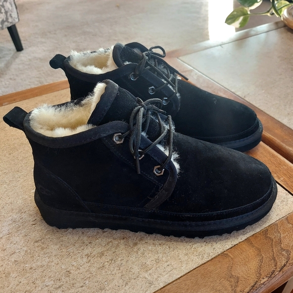 UGG Shoes - Ugg Woman's Chukka Style Black Suede Sheepkin Lined Lace Up Boots Size 8